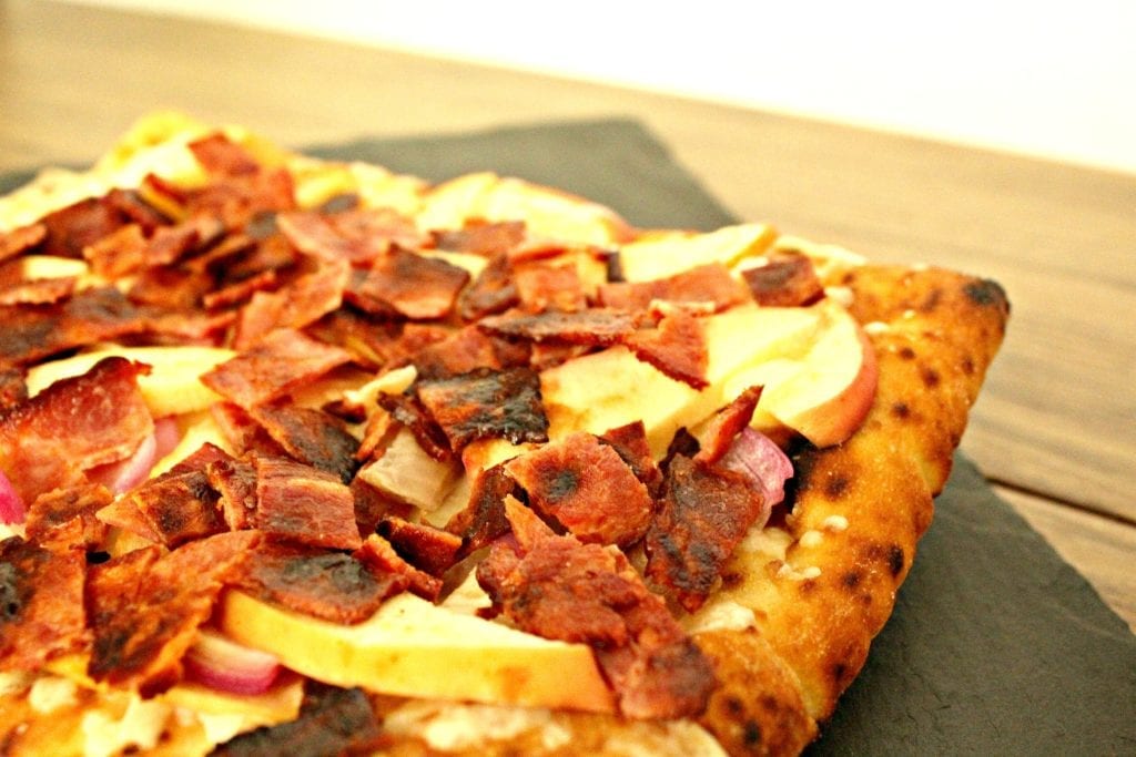 apple cheddar pizza